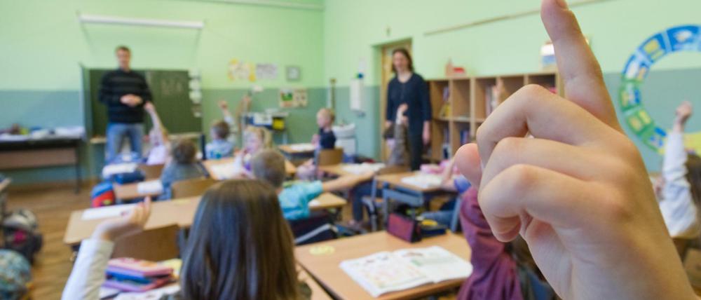 Kinder und Lehrkräfte im Unterricht.