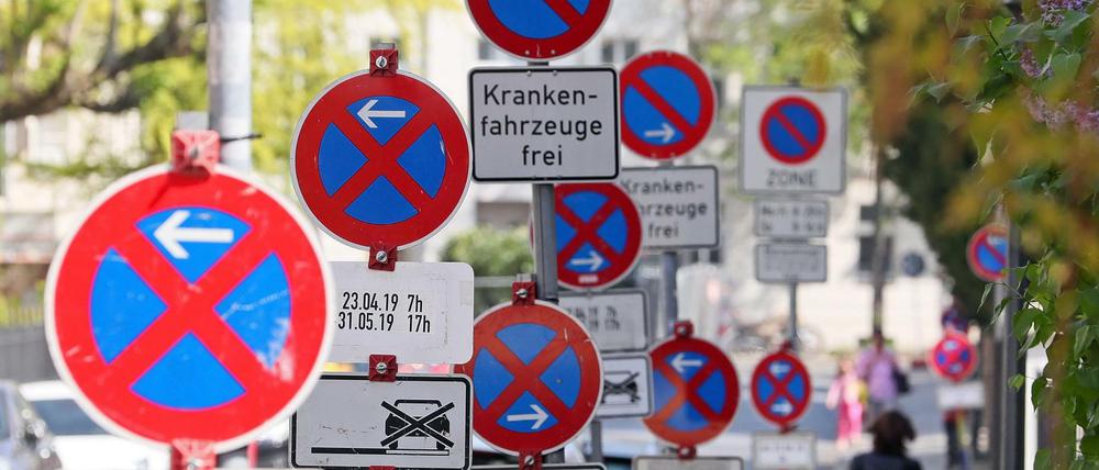 Parken verboten. Schilderwald in der Helene-Lange-Straße in Potsdam im April 2019.