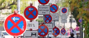 Parken verboten. Schilderwald in der Helene-Lange-Straße in Potsdam im April 2019.