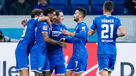 Gruppenkuscheln: Bei der TSG Hoffenheim ist die Stimmung nach dem Sieg gegen Paderborn gut.
