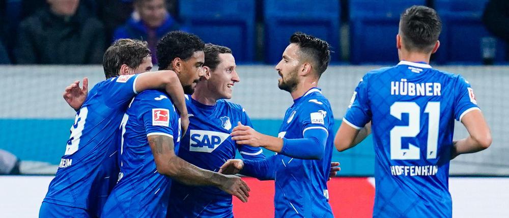 Gruppenkuscheln: Bei der TSG Hoffenheim ist die Stimmung nach dem Sieg gegen Paderborn gut.