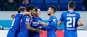 Gruppenkuscheln: Bei der TSG Hoffenheim ist die Stimmung nach dem Sieg gegen Paderborn gut.