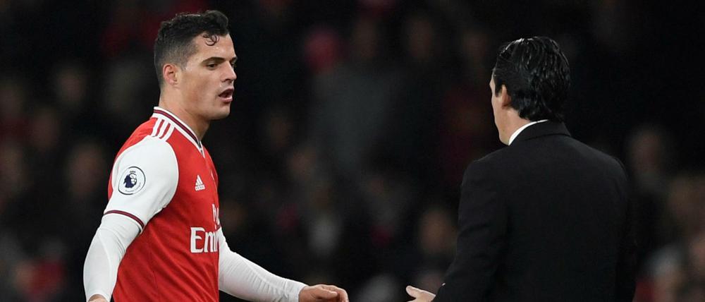 Schlechte Stimmung: Der frühere Bundesliga-Profi Granit Xhaka (links) hat beim FC Arsenal zurzeit einen schweren Stand.