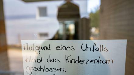 Ein hangeschriebenes Schild weist am Eingang auf die Schließung einer Kindertagesstätte im Stadtteil Seckbach hin. Ein sechs Jahre alter Junge hatte sich in der Kita tödlich verletzt.