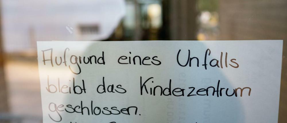 Ein hangeschriebenes Schild weist am Eingang auf die Schließung einer Kindertagesstätte im Stadtteil Seckbach hin. Ein sechs Jahre alter Junge hatte sich in der Kita tödlich verletzt.