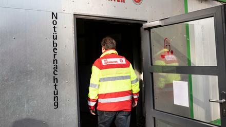 Ein Mitarbeiter der Johanniter vor der Notübernachtung in Kreuzberg. 