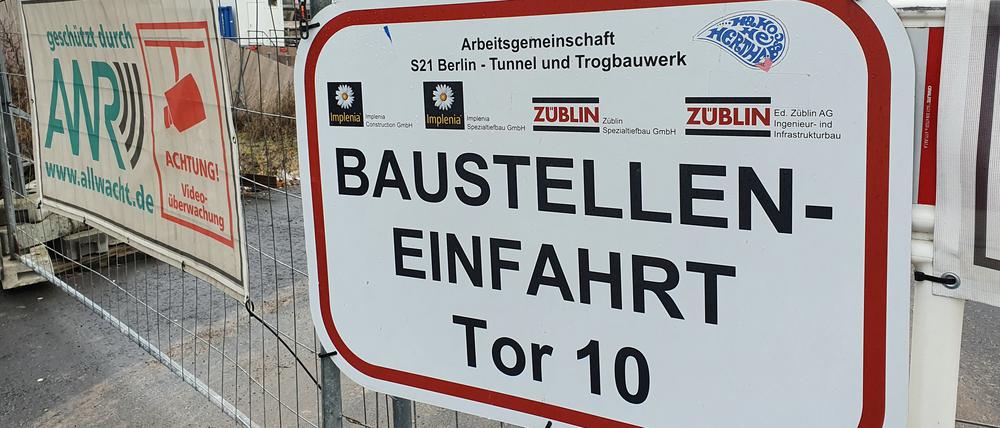 Dieses Tor zur Baustelle ist verschlossen.