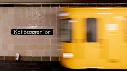 Am Berliner U-Bahnhof Kottbusser Tor ist ein Mann in der Nacht zu Mittwoch auf die Gleise gestossen worden.