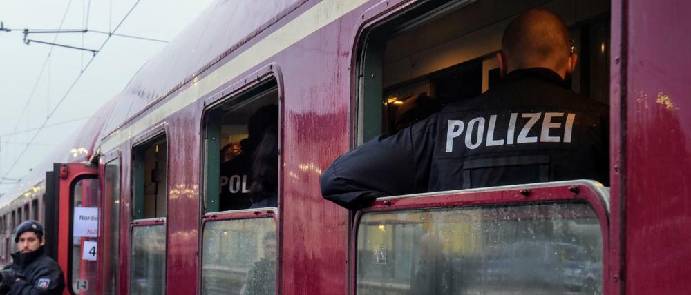 Ein Zug steht auf dem Bahnhof in Greven, nachdem er dort von der Polizei gestoppt wurde. 