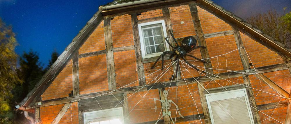 Ein mit Halloween-Deko geschmücktes Haus steht in Isernhagen in Niedersachsen.