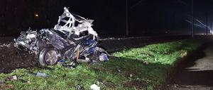 Das Wrack eines PKW, der an einem Bahnübergang von einem Zug erfasst hatte, steht völlig zerstört auf den Gleisen. Der Regionalzug der Linie RE1, in dem sich 101 Passagiere befanden, musste evakuiert werden. Verletzt worden sei bei dem Unfall zwischen Brandenburg/Havel und Kirchmöser niemand, der Autofahrer habe sich rechtzeitig in Sicherheit bringen können, sagte ein Sprecher der Bundespolizei.