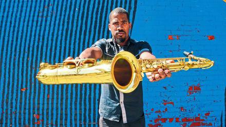 Nehmt meine Musik oder lasst es bleiben. Der Tenorsaxofonist James Brandon Lewis, Kopf des Unruly Quintets. 