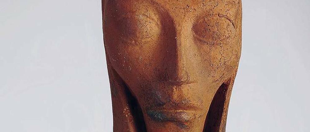 Geborgen. Fragment der „Schwangeren“, Terrakotta, 1918.