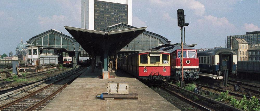 Der Bahnhof Friedrichstraße im November 1989. Die rechte Halle ist für West-Züge, die linke für die S-Bahn der DDR. Links: Sichtschutz und Grenzhäuschen.