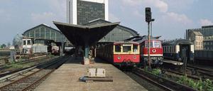 Der Bahnhof Friedrichstraße im November 1989. Die rechte Halle ist für West-Züge, die linke für die S-Bahn der DDR. Links: Sichtschutz und Grenzhäuschen.