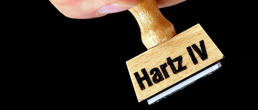 Karlsruhe entscheidet am Dienstag, ob Leistungskürzungen bei Hartz IV rechtens sind.