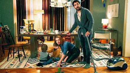 Karoline Herfurth (Mitte) und Elyas M’Barek als überfordertes Elternpaar. 