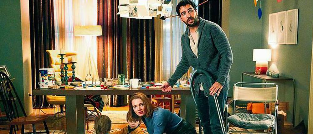 Karoline Herfurth (Mitte) und Elyas M’Barek als überfordertes Elternpaar. 