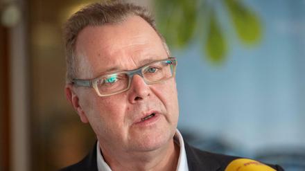 Michael Stübgen, kommissarischer Landesvorsitzender der CDU Brandenburg, spricht mit den Journalisten vor Beginn der Koalitionsverhandlungen von SPD, Bündnis 90/Die Grünen und CDU zum Thema Finanzen. 