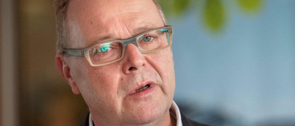 Michael Stübgen, kommissarischer Landesvorsitzender der CDU Brandenburg, spricht mit den Journalisten vor Beginn der Koalitionsverhandlungen von SPD, Bündnis 90/Die Grünen und CDU zum Thema Finanzen. 