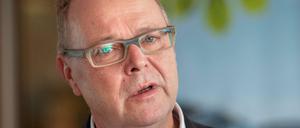 Michael Stübgen, kommissarischer Landesvorsitzender der CDU Brandenburg, spricht mit den Journalisten vor Beginn der Koalitionsverhandlungen von SPD, Bündnis 90/Die Grünen und CDU zum Thema Finanzen.