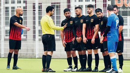 Schiedsrichter Ibrahim Abo El Oulla (links) am Sonntag beim Spiel BSC Eintracht Südring II gegen BW Mahlsdorf Waldesruh auf der Willi-Boos-Sportanlage in Kreuzberg. 