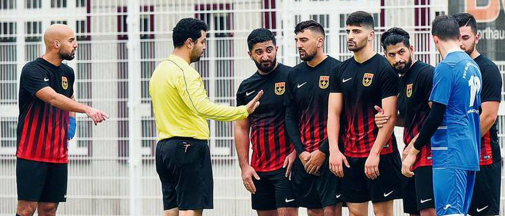 Schiedsrichter Ibrahim Abo El Oulla (links) am Sonntag beim Spiel BSC Eintracht Südring II gegen BW Mahlsdorf Waldesruh auf der Willi-Boos-Sportanlage in Kreuzberg.