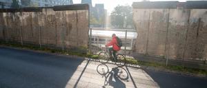 Ein Radfahrer fährt am Morgen an einem Mauerstück an der Gedenkstätte «Topographie des Terrors» vorbei.