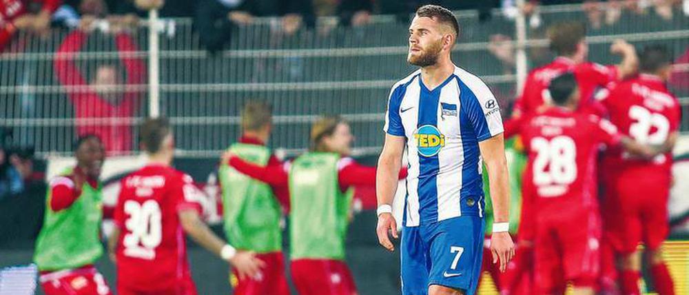 Der Jubel der Anderen. Eduard Löwen kassierte gegen Union mit seinem Team eine Niederlage, die Hertha BSC mächtig aufs Gemüt schlägt. 