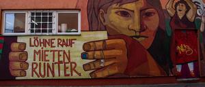"Mieten runter" steht auf einem Wandbild in Kreuzberg.