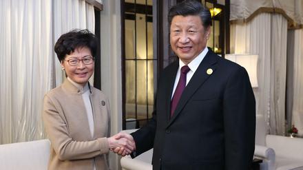 Hongkongs Regierungschefin Carrie Lam (l.) und Xi Jinping, Präsident von China (r).