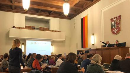 Bezirksverordnetenversammlung Neukölln mit neuer digitaler Abstimmungstafel.