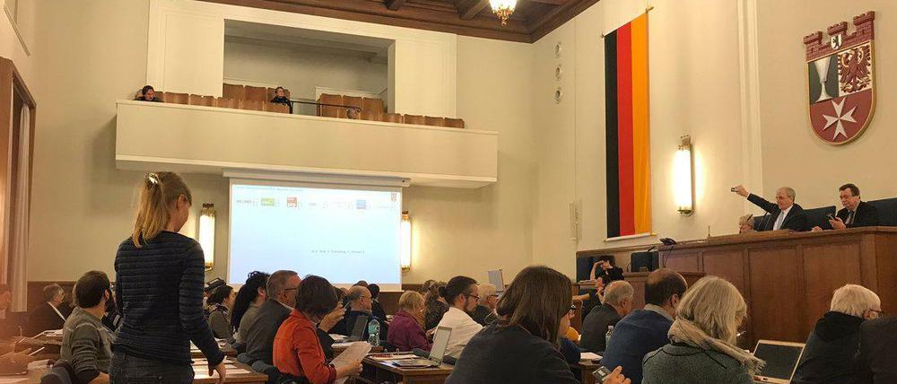 Bezirksverordnetenversammlung Neukölln mit neuer digitaler Abstimmungstafel.