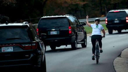 Der erhobene Mittelfinger für den US-Präsidenten: Juli Briskman im Oktober 2017
