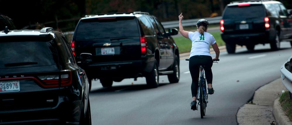 Der erhobene Mittelfinger für den US-Präsidenten: Juli Briskman im Oktober 2017