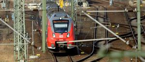 Ein Regionalexpress der Deutschen Bahn fährt aus dem Potsdamer Hauptbahnhof in Richtung Berlin. 