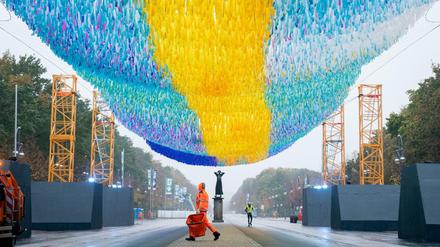 Die Kunstinstallation "Visions in Motion" des US-amerikanischen Künstlers Patrick Shearn auf der Straße des 17. Juni.