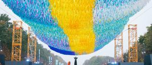 Die Kunstinstallation "Visions in Motion" des US-amerikanischen Künstlers Patrick Shearn auf der Straße des 17. Juni.