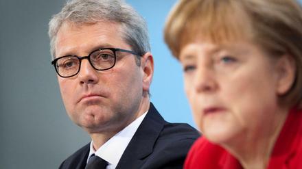 Waren schon mal enger: Norbert Röttgen (hier ein Archivbild von 2011) hat Kanzlerin Angela Merkel scharf angegriffen.