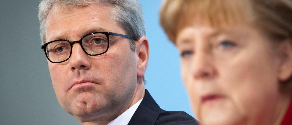 Waren schon mal enger: Norbert Röttgen (hier ein Archivbild von 2011) hat Kanzlerin Angela Merkel scharf angegriffen.