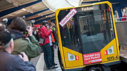 Vor vier Jahren fuhr der U2-Sonderzug nach Pankow (natürlich mit Udo Lindenberg an Bord), diesmal fährt er erstmal nach Ruhleben, von Ost nach West. 