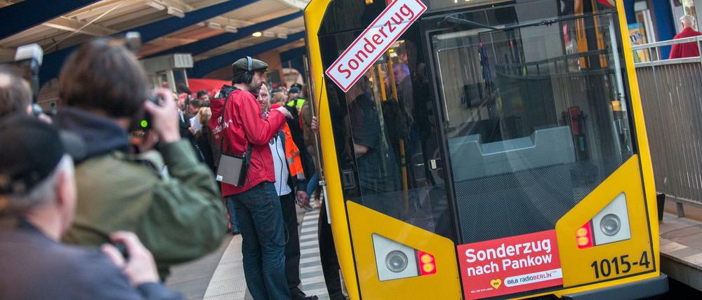 Vor vier Jahren fuhr der U2-Sonderzug nach Pankow (natürlich mit Udo Lindenberg an Bord), diesmal fährt er erstmal nach Ruhleben, von Ost nach West.