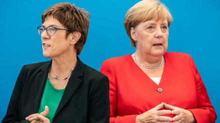 Annegret Kramp-Karrenbauer (l) neben Bundeskanzlerin Angela Merkel (CDU). 