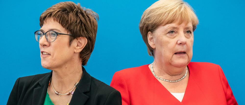 Annegret Kramp-Karrenbauer (l) neben Bundeskanzlerin Angela Merkel (CDU).