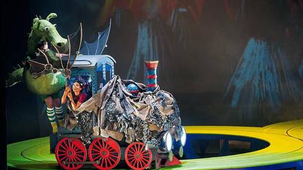Lummerland ist zu klein geworden. Waisenkind Jim Knopf (Georgina Melville) zieht mit Lukas (Carsten Sabrowski) und Lokomotive Emma in die weite Welt.