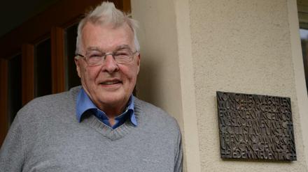 Der Hell-Seher von Pankow. Werner Krätschell, Superintendent i.R., ist hier geboren, aufgewachsen und hat in seinem Heimatbezirk als Pfarrer gewirkt. Neben seiner Haustür hängt ein Zitat aus einem Werk Dietrich Bonhoeffers.  