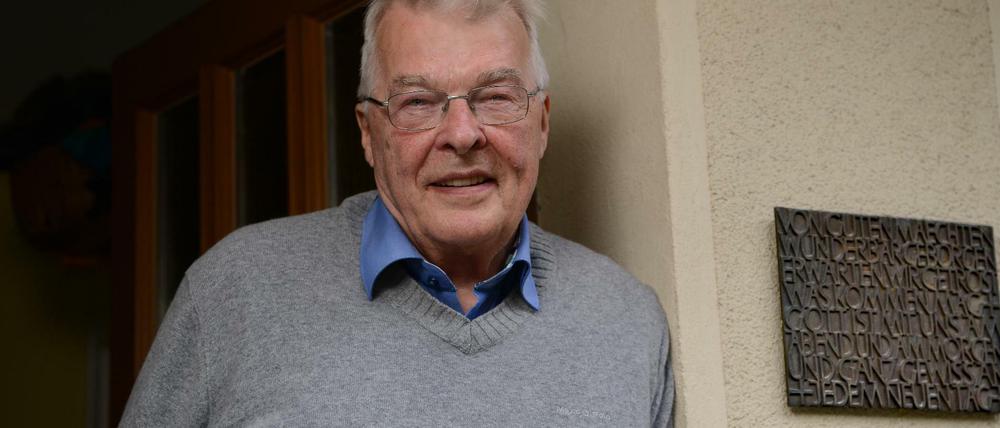 Der Hell-Seher von Pankow. Werner Krätschell, Superintendent i.R., ist hier geboren, aufgewachsen und hat in seinem Heimatbezirk als Pfarrer gewirkt. Neben seiner Haustür hängt ein Zitat aus einem Werk Dietrich Bonhoeffers.  