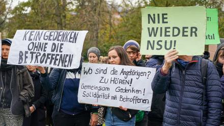 Diese Teilnehmer der Veranstaltung kritisieren, dass die Angehörigen nicht eingeladen worden waren.