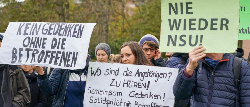 Diese Teilnehmer der Veranstaltung kritisieren, dass die Angehörigen nicht eingeladen worden waren.