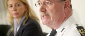 Soldat*innen tragen laut Gesetz Dienstgrade, Beamt*innen und Polizist*innen nach dem Landesbeamtengesetz eine Amtsbezeichnung. (Barbara Slowik und Siegfried-Peter Wulff)